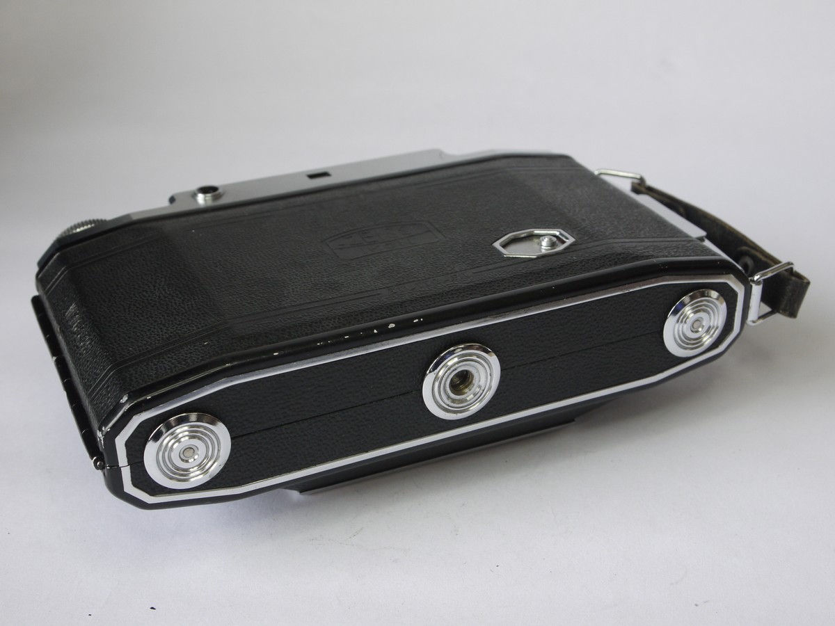 mwclassiccameras-20220715-57 Zeiss Ikon Ikonta 524/2 6x9 on 120 folding uncoupled rangefinder camera with 105mm f3.5 Novar-Anastigmat coated lens in Prontor-SVS