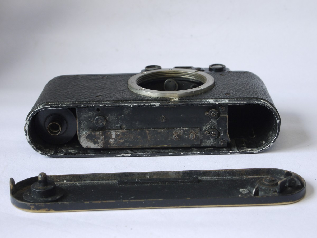 mwclassiccameras-20220729-166 Leica II black & nickel body (No.85426) with flash synch on rear top
