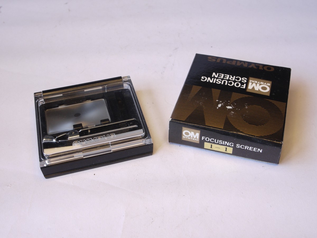 mwclassiccameras-20220805-207 Olympus OM Focusing Screen 1-1, Matte with Centre Spot, with Tweezers, Brush, Keeper case & Box