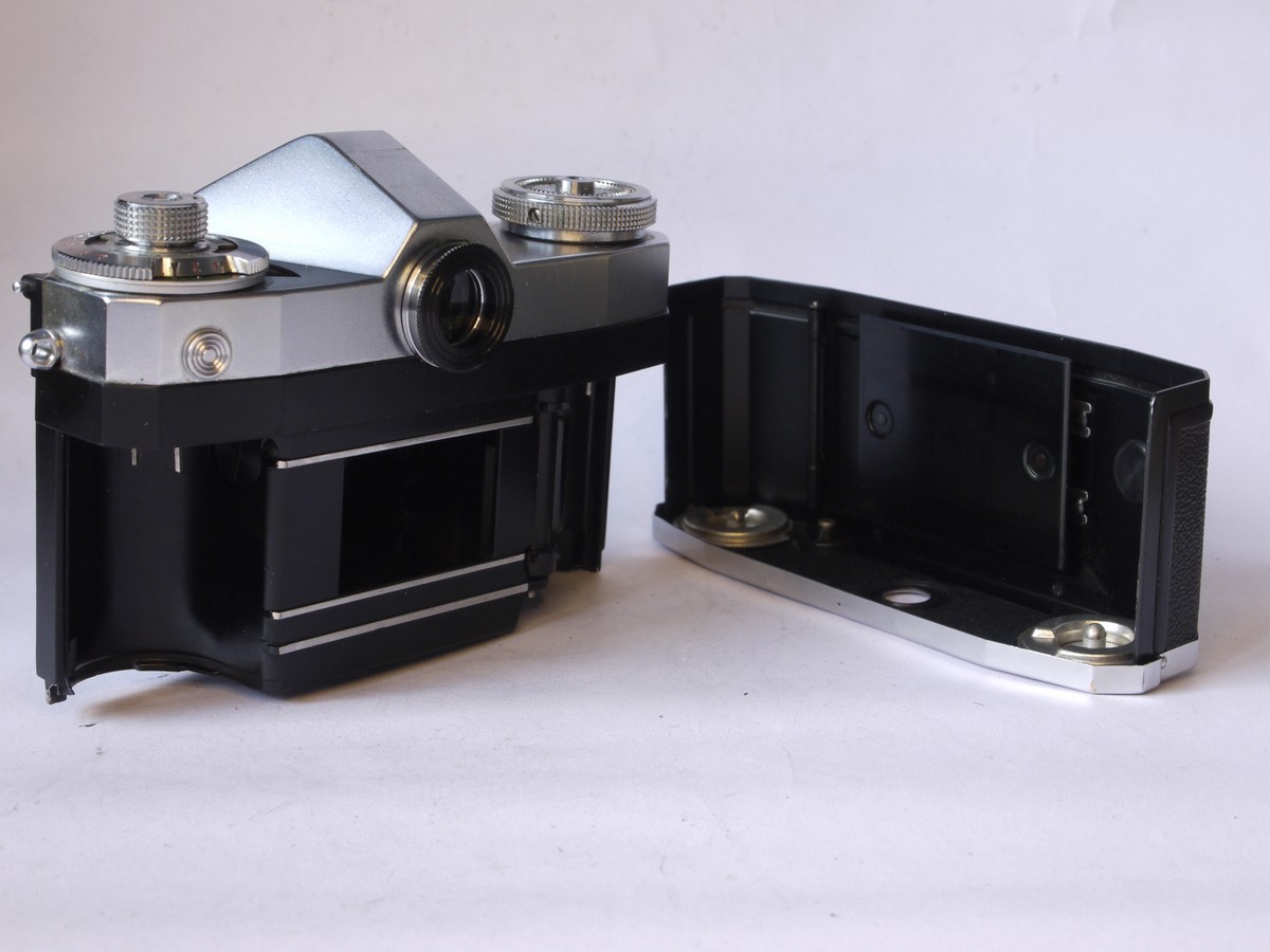 mwclassiccameras-20220805-49 Zeiss Ikon Contaflex II (862/24) 35mm selenium metered SLR with 45mm f2.8 Tessar fixed lens + makers Original Guarantee Certificate c1956