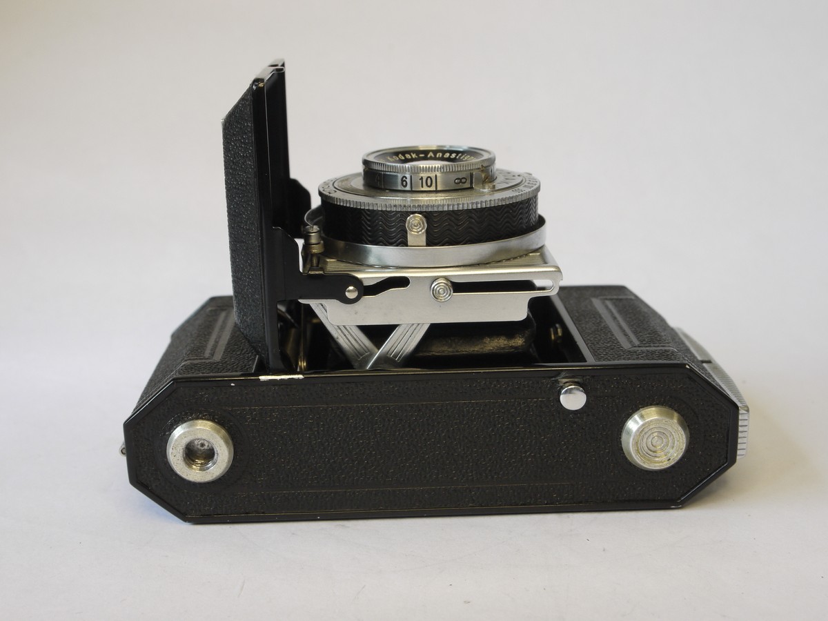 mwclassiccameras-20220812-120 Kodak Retinette 35mm folding camera, black paint with Art-Deco patterned front lens panel, with 5cm f3.5 Anastigmat lens in Compur shutter