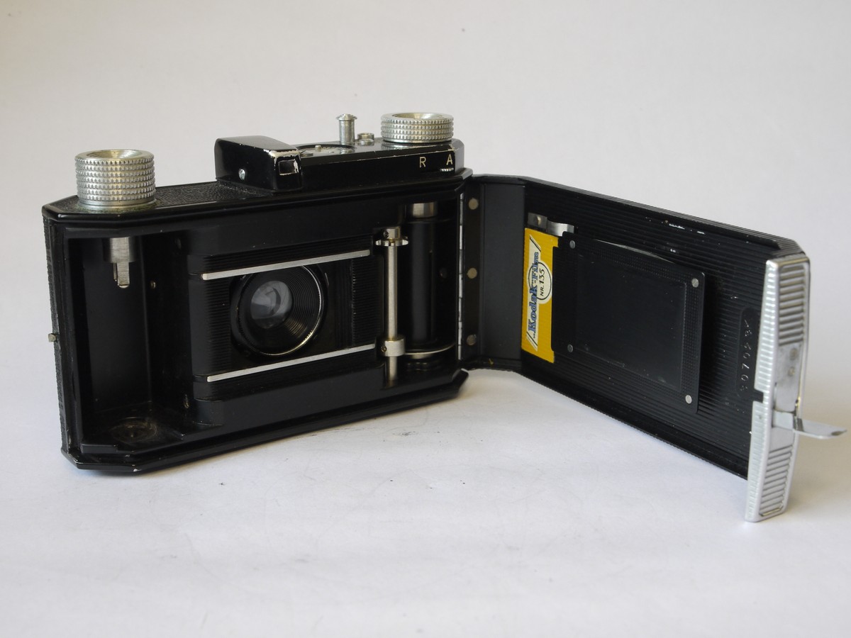 mwclassiccameras-20220812-121 Kodak Retinette 35mm folding camera, black paint with Art-Deco patterned front lens panel, with 5cm f3.5 Anastigmat lens in Compur shutter