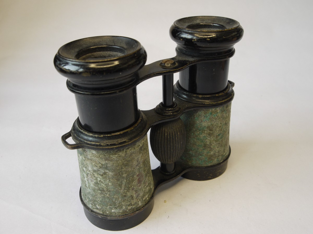 mwclassiccameras-20220812-228 Unamed Opera Glasses/Small Binoculares, focusing. Leatherette overing is completely missing