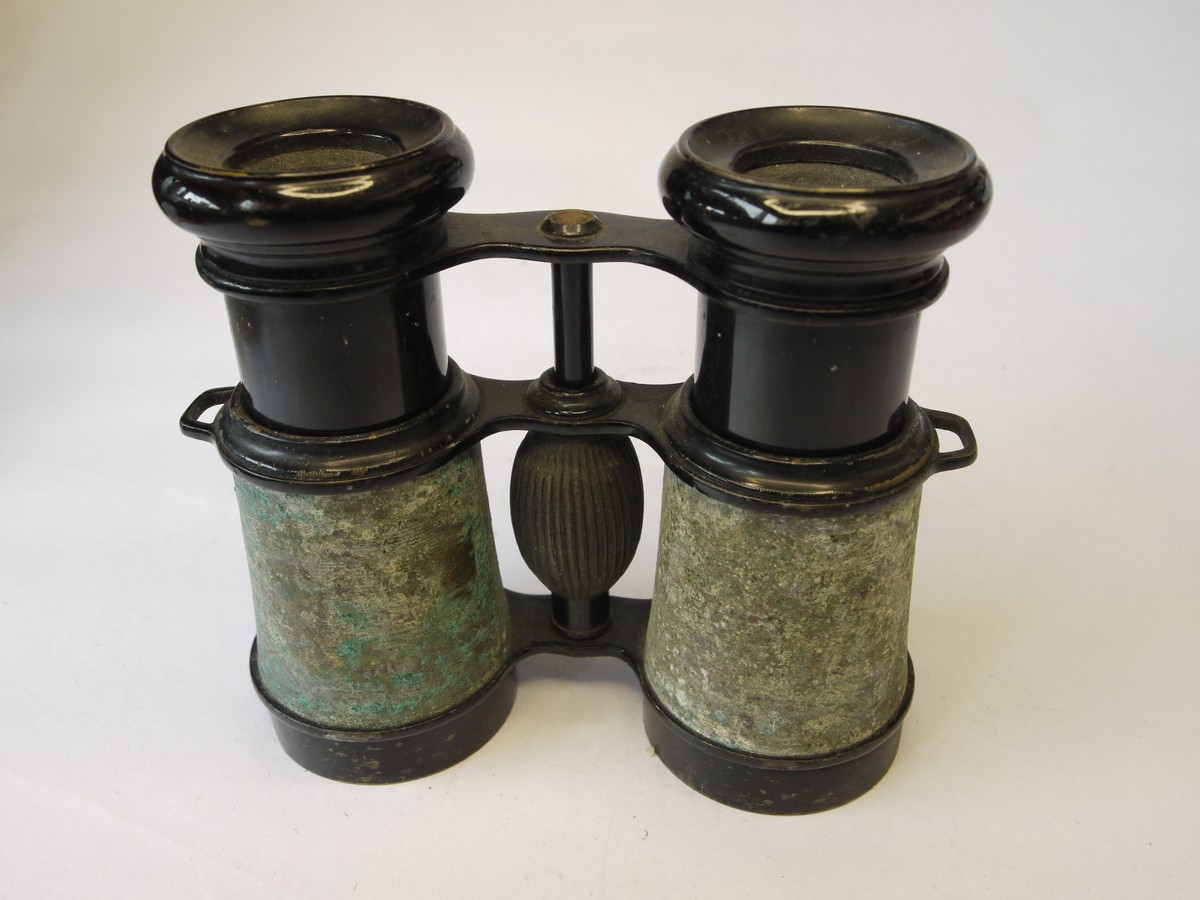 mwclassiccameras-20220812-229 Unamed Opera Glasses/Small Binoculares, focusing. Leatherette overing is completely missing