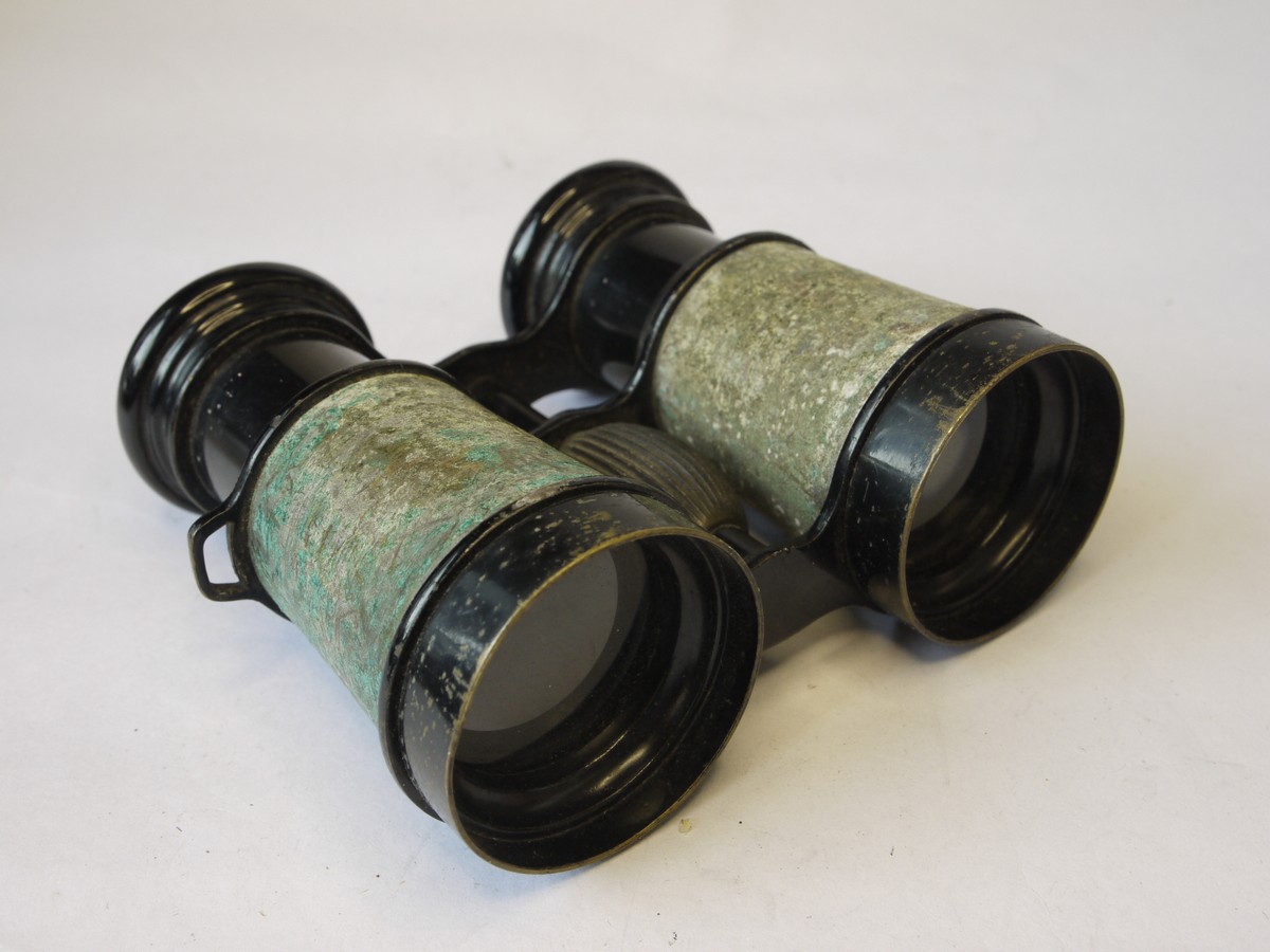 mwclassiccameras-20220812-230 Unamed Opera Glasses/Small Binoculares, focusing. Leatherette overing is completely missing