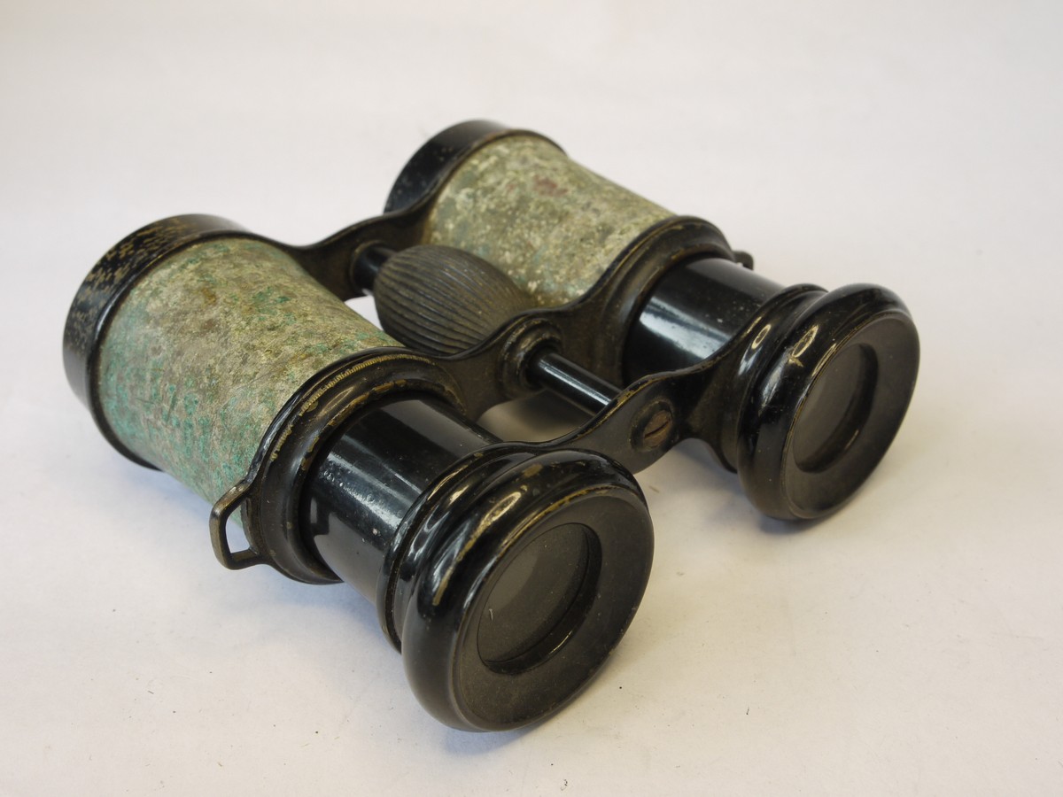 mwclassiccameras-20220812-231 Unamed Opera Glasses/Small Binoculares, focusing. Leatherette overing is completely missing