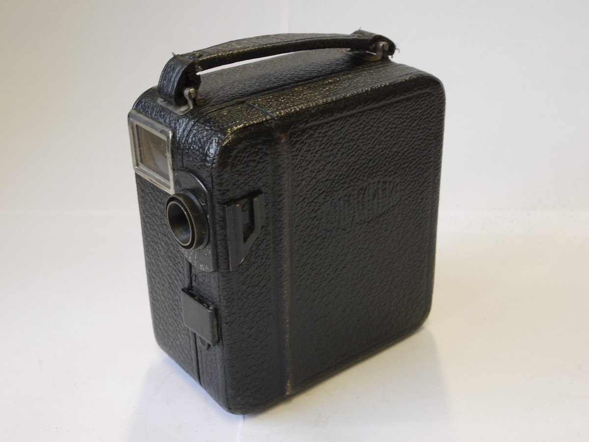 mwclassiccameras-20220826-139 Pathescope Motocamera 9.5mm clockwork motorized cine camera with film cassette inside, Hermagis 20mm f3.5 lens with Hermagis close-up lens attachment (2M) & Carrying case