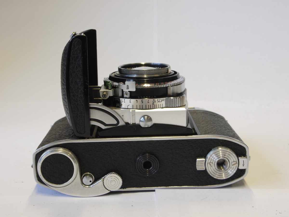 mwclassiccameras-20220826-159 Kodak Retina IIIC (Big C) 35mm folding coupled rangefinder, selenium metered camera with 35/50/80mm bright-line finder frames + Schneider 50mm f2 Xenon C interchangeable lens