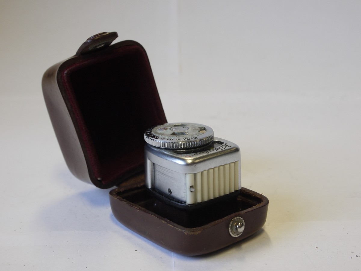 mwclassiccameras-20220826-162 Kodak Kodalux L shoe mounting selenium cell meter with diffuser + fitted leather case