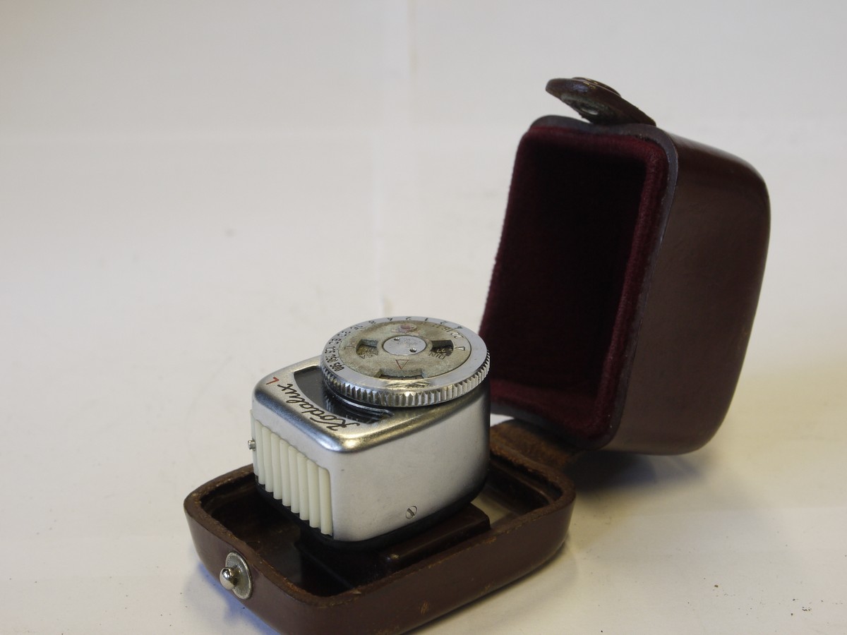 mwclassiccameras-20220826-163 Kodak Kodalux L shoe mounting selenium cell meter with diffuser + fitted leather case