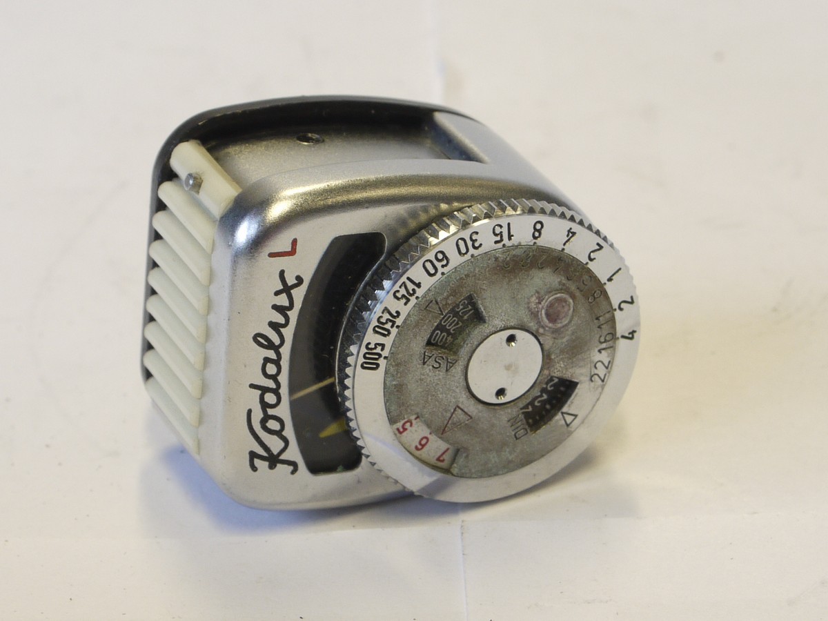 mwclassiccameras-20220826-166 Kodak Kodalux L shoe mounting selenium cell meter with diffuser + fitted leather case