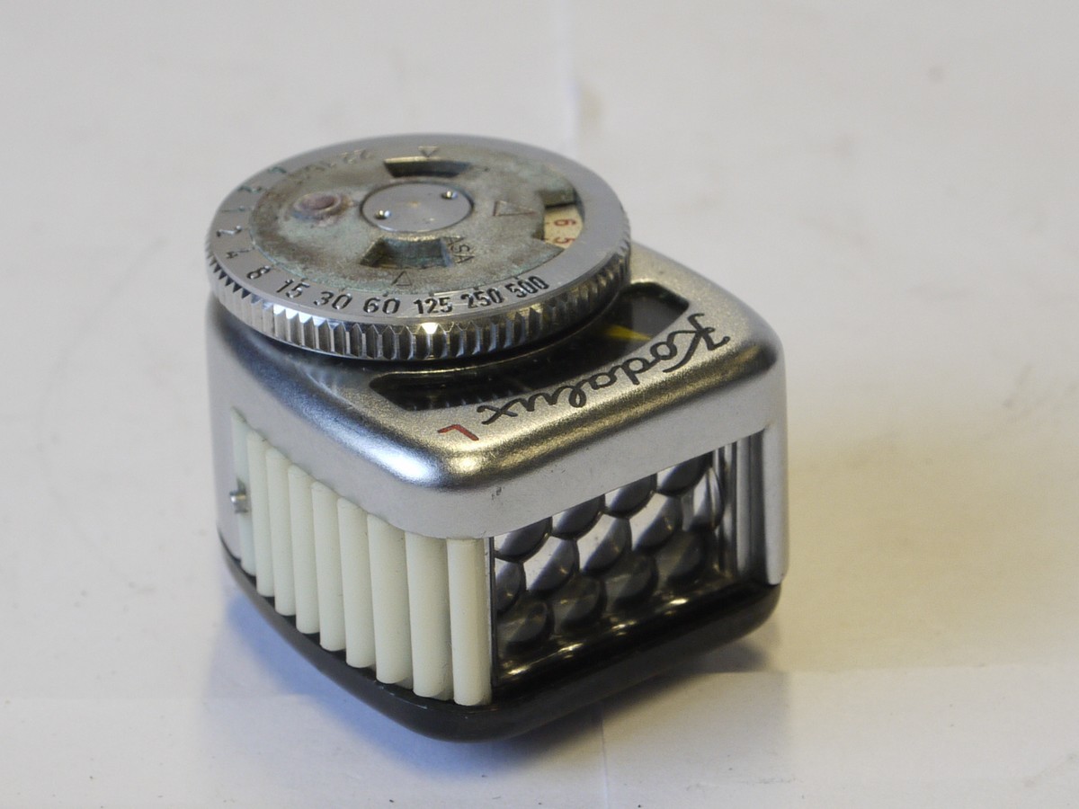 mwclassiccameras-20220826-167 Kodak Kodalux L shoe mounting selenium cell meter with diffuser + fitted leather case