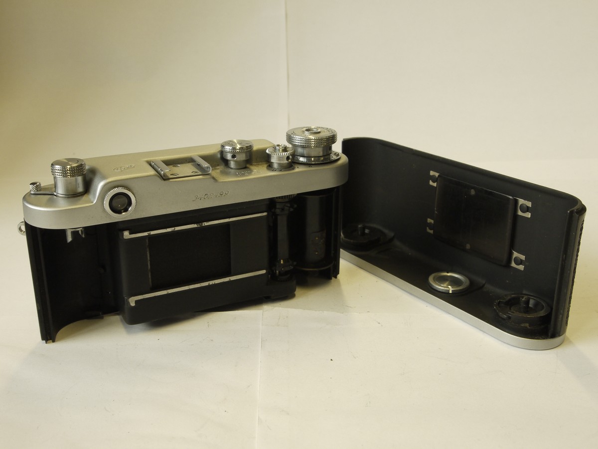 mwclassiccameras-20220902-304 Fed 2 Leica Copy, chrome + 52mm f2.8 coated all chrome lens, frot cap. ER case & mathing numbered blue box