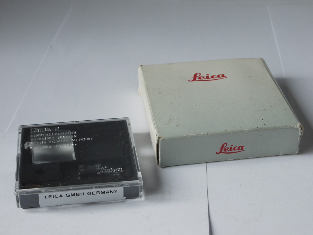 mwclassiccameras-20220909-148 Leitz R Interchangeable Focusing Screen, plain with Centre Circle (Type 2 14304) + Tweezers, Brush, keeper case, instructions & Box