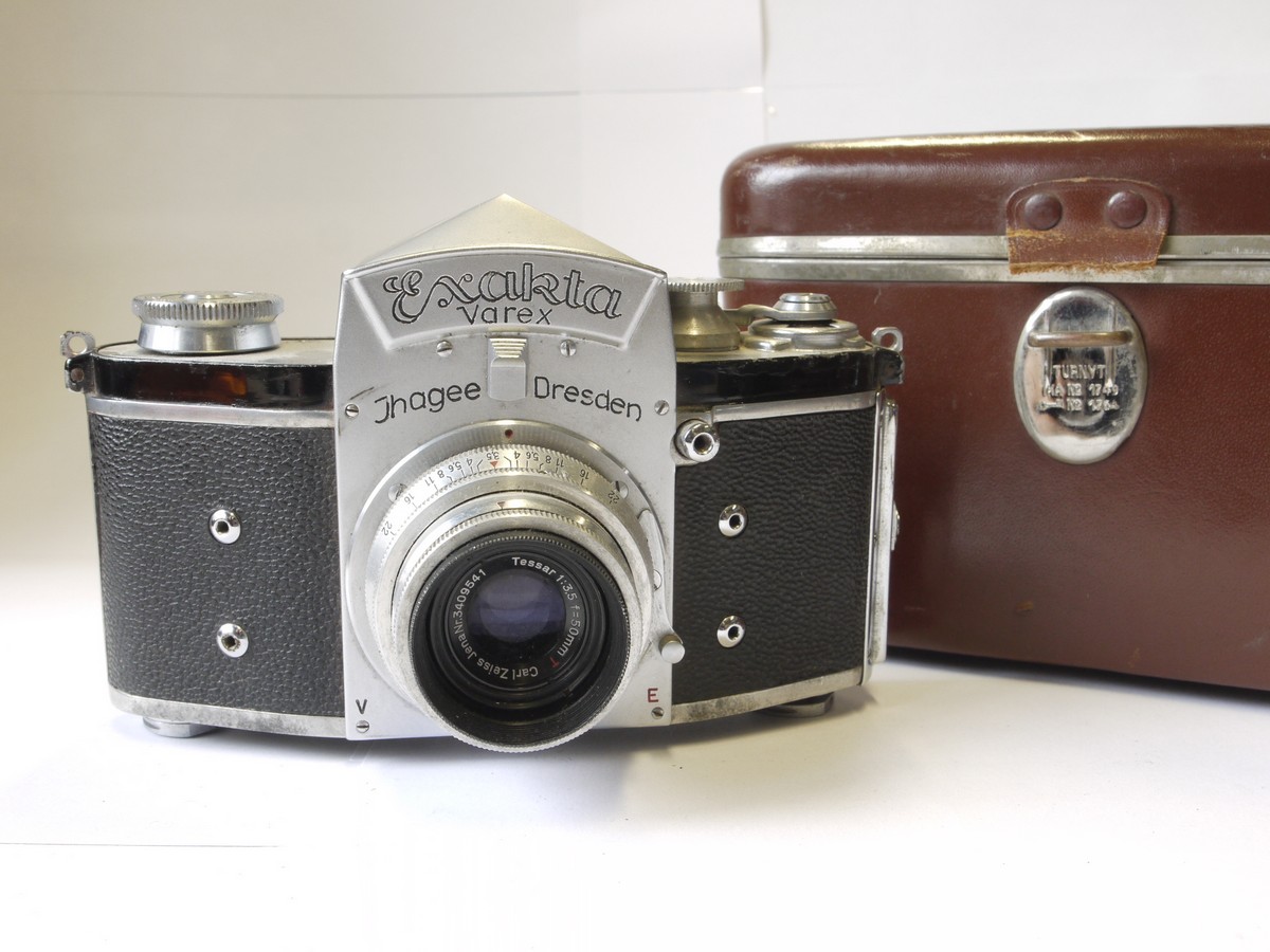mwclassiccameras-20220923-522 Exakta V Varex 35mm SLR, the first version with interchangeable finders + all chrome prism finder & 50mm f3.5 Tessar T coated manual bayonet lenses & Turnit leather carrying case