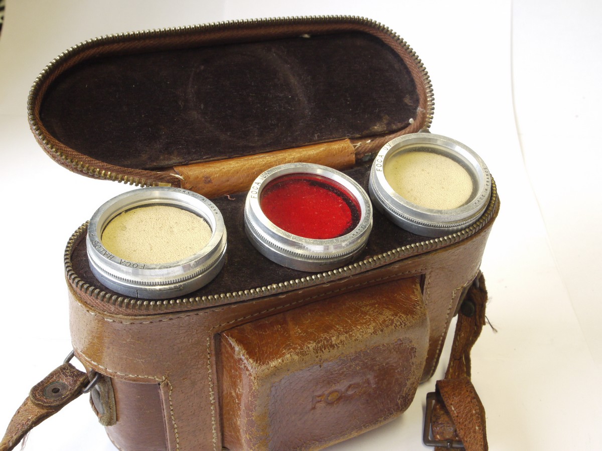 mwclassiccameras-20220923-703 Foca Universel R Leica Copy + 5cm f1.9 Oplarex coated collapsible bayonet mount lens, Set of three filters (UV, Red & Soft Focus) & makers Er case with top section for filters
