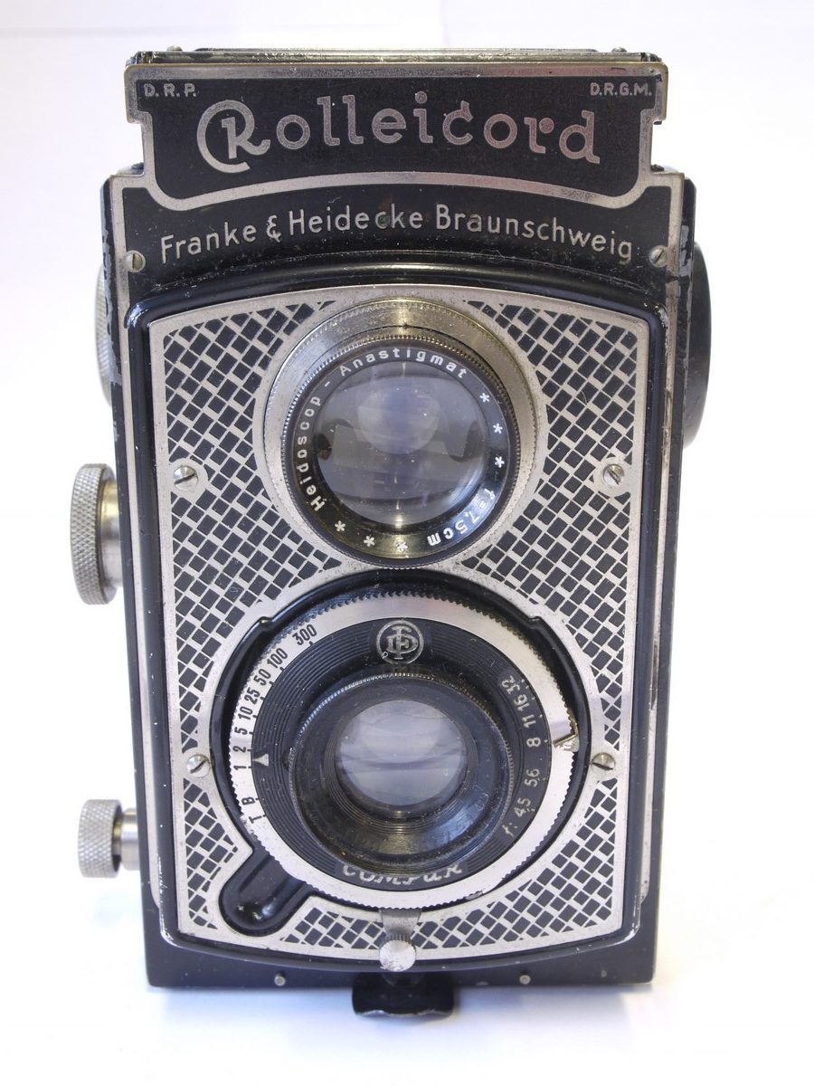 mwclassiccameras-20220930-171 Rolleicord Original, Art-Deco Patterned TLR with 7.5cm f4.5 Triotar lens in Copur shutter