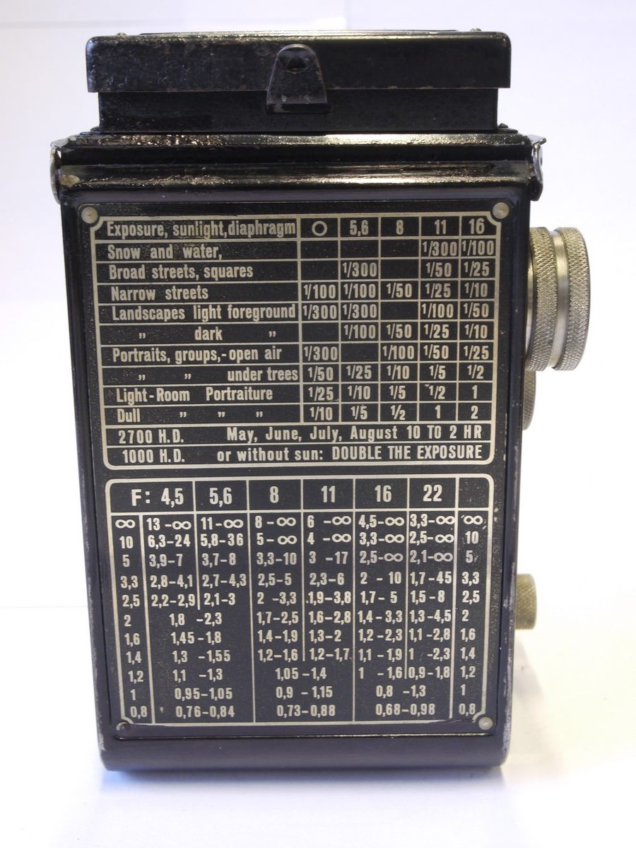 mwclassiccameras-20220930-173 Rolleicord Original, Art-Deco Patterned TLR with 7.5cm f4.5 Triotar lens in Copur shutter