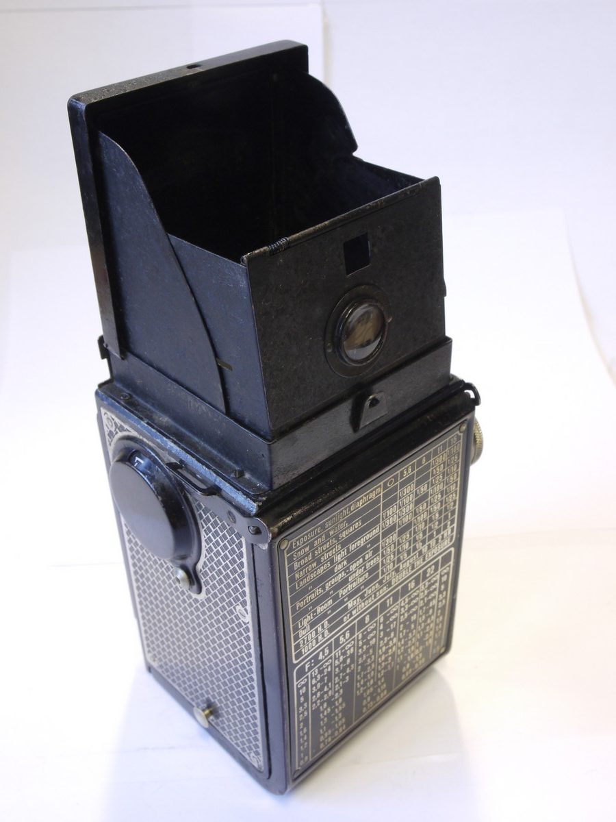 mwclassiccameras-20220930-176 Rolleicord Original, Art-Deco Patterned TLR with 7.5cm f4.5 Triotar lens in Copur shutter