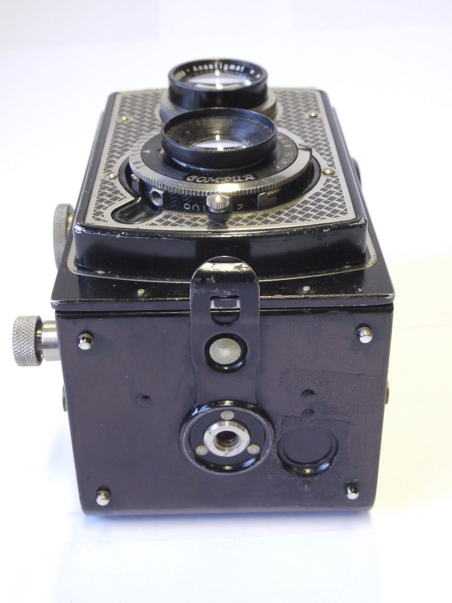 mwclassiccameras-20220930-177 Rolleicord Original, Art-Deco Patterned TLR with 7.5cm f4.5 Triotar lens in Copur shutter
