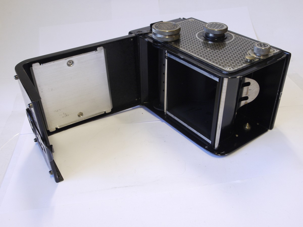 mwclassiccameras-20220930-178 Rolleicord Original, Art-Deco Patterned TLR with 7.5cm f4.5 Triotar lens in Copur shutter