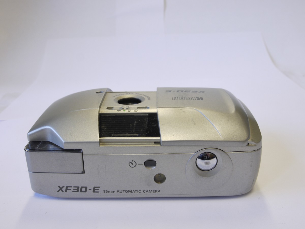 mwclassiccameras-20220930-76 Ricoh XF30-E 35mm Point-and-Shoot compact AF camera, Silver Grey coloured, with 35mm f3.5 Rikenon lens