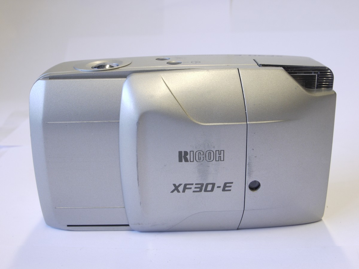 mwclassiccameras-20220930-86 Ricoh XF30-E 35mm Point-and-Shoot compact AF camera, Silver Grey coloured, with 35mm f3.5 Rikenon lens