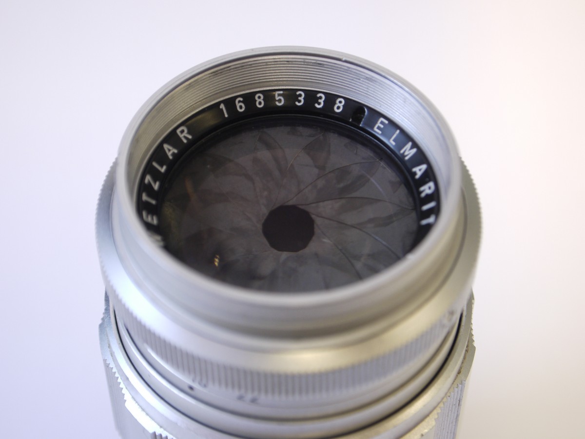 mwclassiccameras-20221021-101 Leitz Wetzlar 90mm f2.8 Elmarit-M chrome (No.1685338) + makers caps