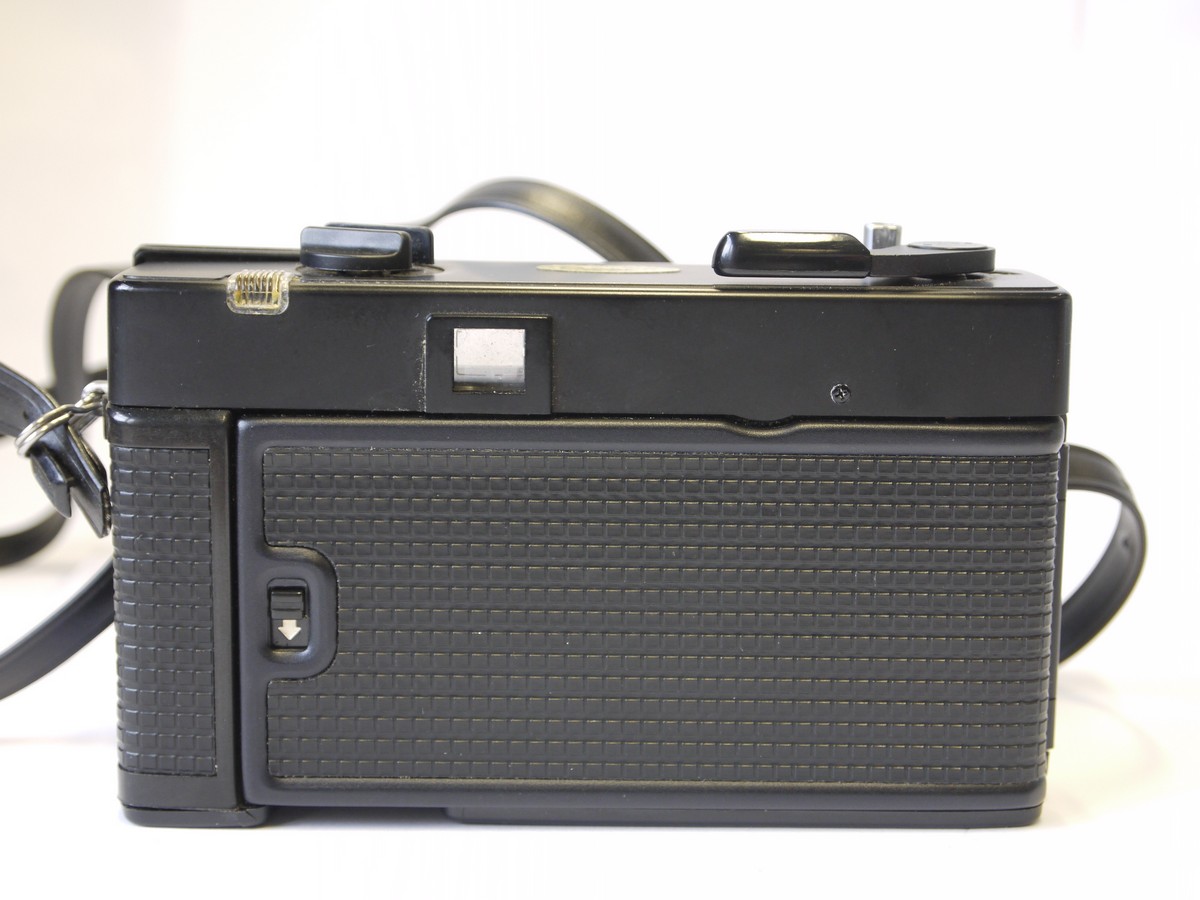mwclassiccameras-20221021-37 Konica C35 EFP 35mm Compact point-and-shoot camera with built-in flash & 38mm f4 Hexanon lens + strap