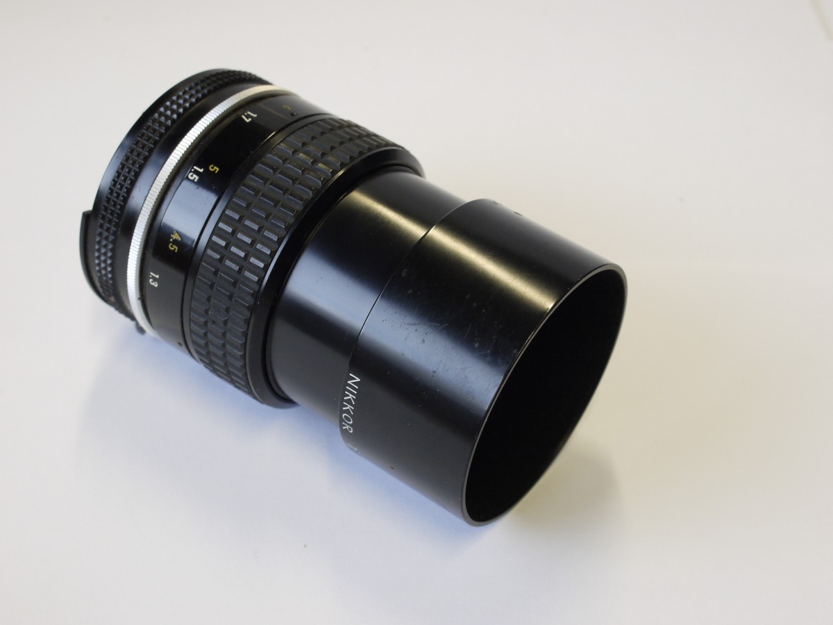 mwclassiccameras-20221202-21 Nikon 135mm f2.8 Nikkor manual focus AI mount lens with built-in lens hood + makers rear cap