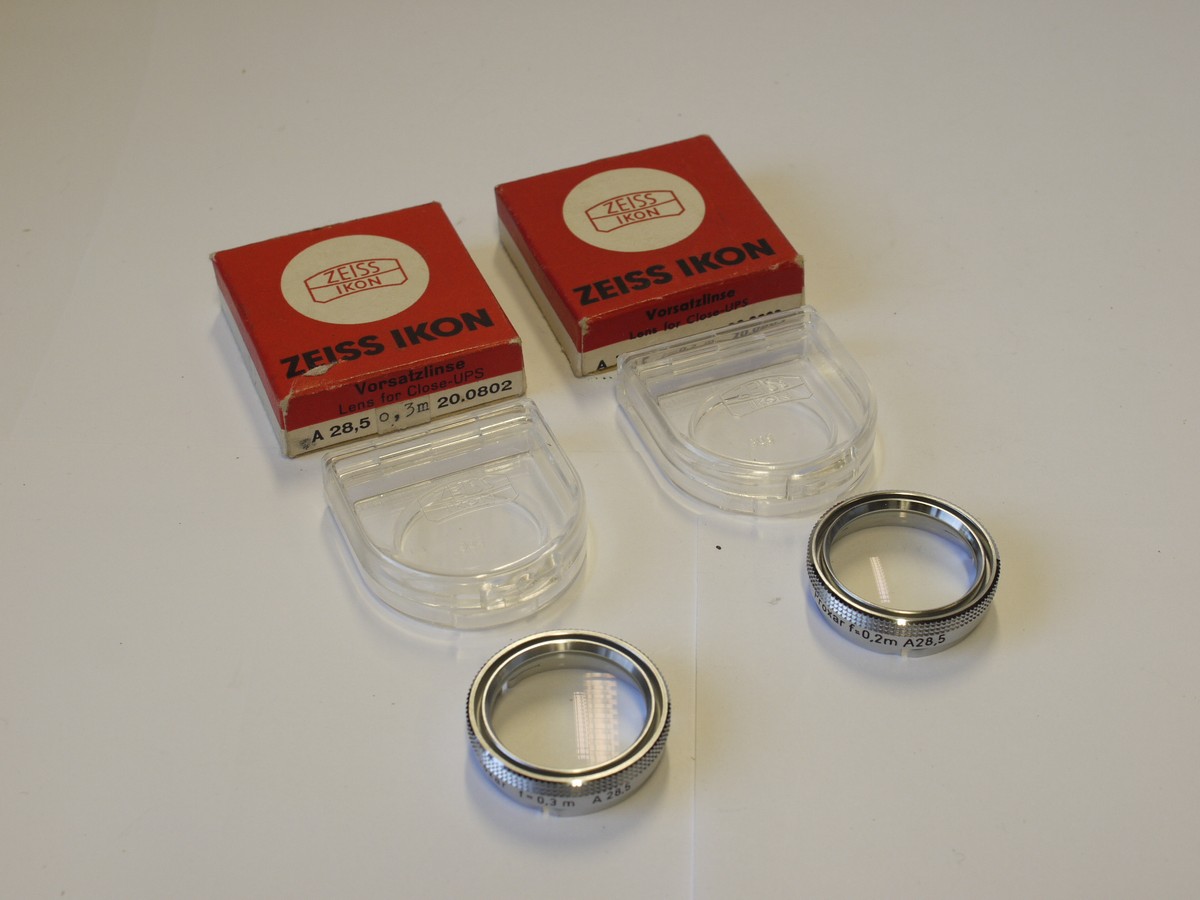 mwclassiccameras-20221208-130 Zeiss Ikon A28.5mm f-0.2m & f=0.3m (108/6) Proxar close-Up lenses , both in maers keeper cases & boxes