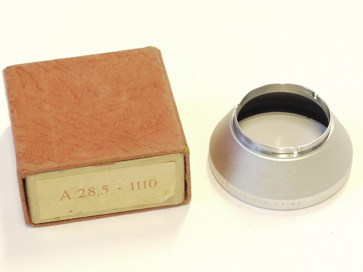 mwclassiccameras-20221208-140 Zeiss Ikon A28.5mm push-on white metal lens hood (1110) + makers Box