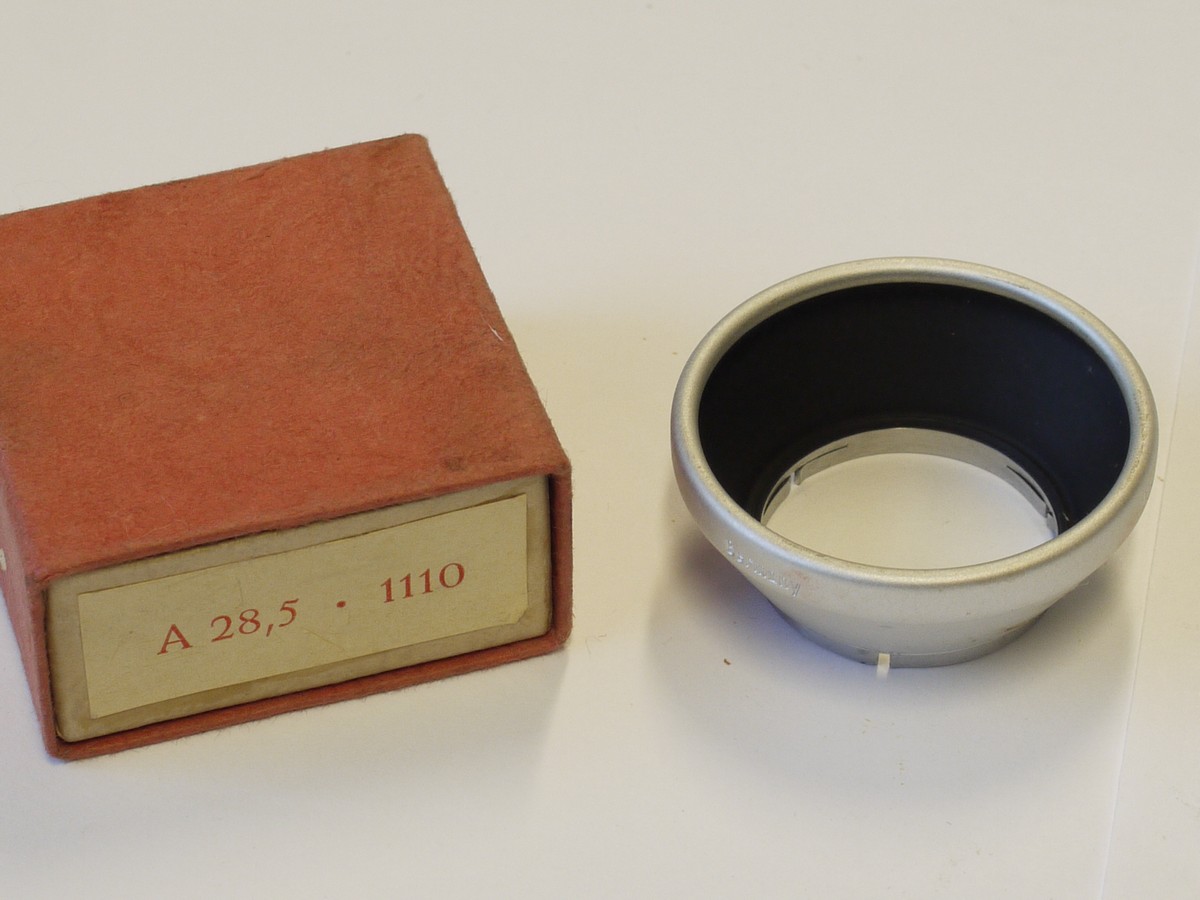mwclassiccameras-20221208-147 Zeiss Ikon A28.5mm push-on white metal lens hood (1110) + makers Box