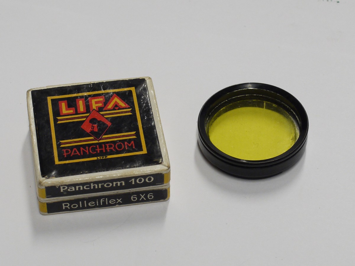 mwclassiccameras-20221208-176 Lifa Panchrom 100 28.5mm push-on Yellow filter (for "Rolleiflex 6x6") + makers box