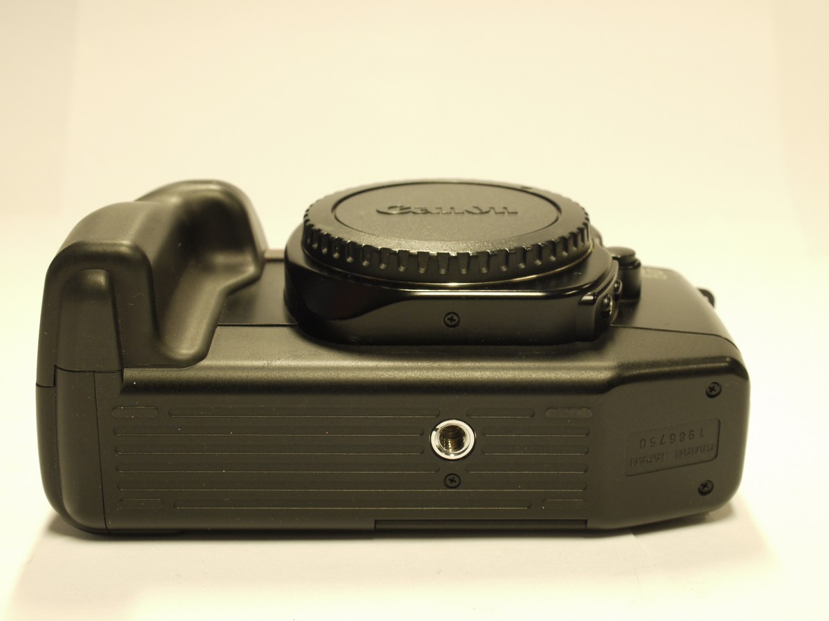 mwclassiccameras-20221216-169 Canon EOS 650 35mm AF SLR body, with Date Back, body cap, neck strap & makers box with packaging