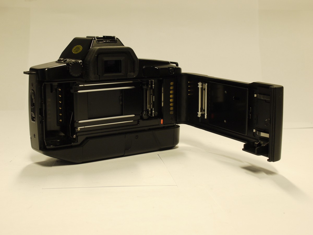 mwclassiccameras-20221216-170 Canon EOS 650 35mm AF SLR body, with Date Back, body cap, neck strap & makers box with packaging