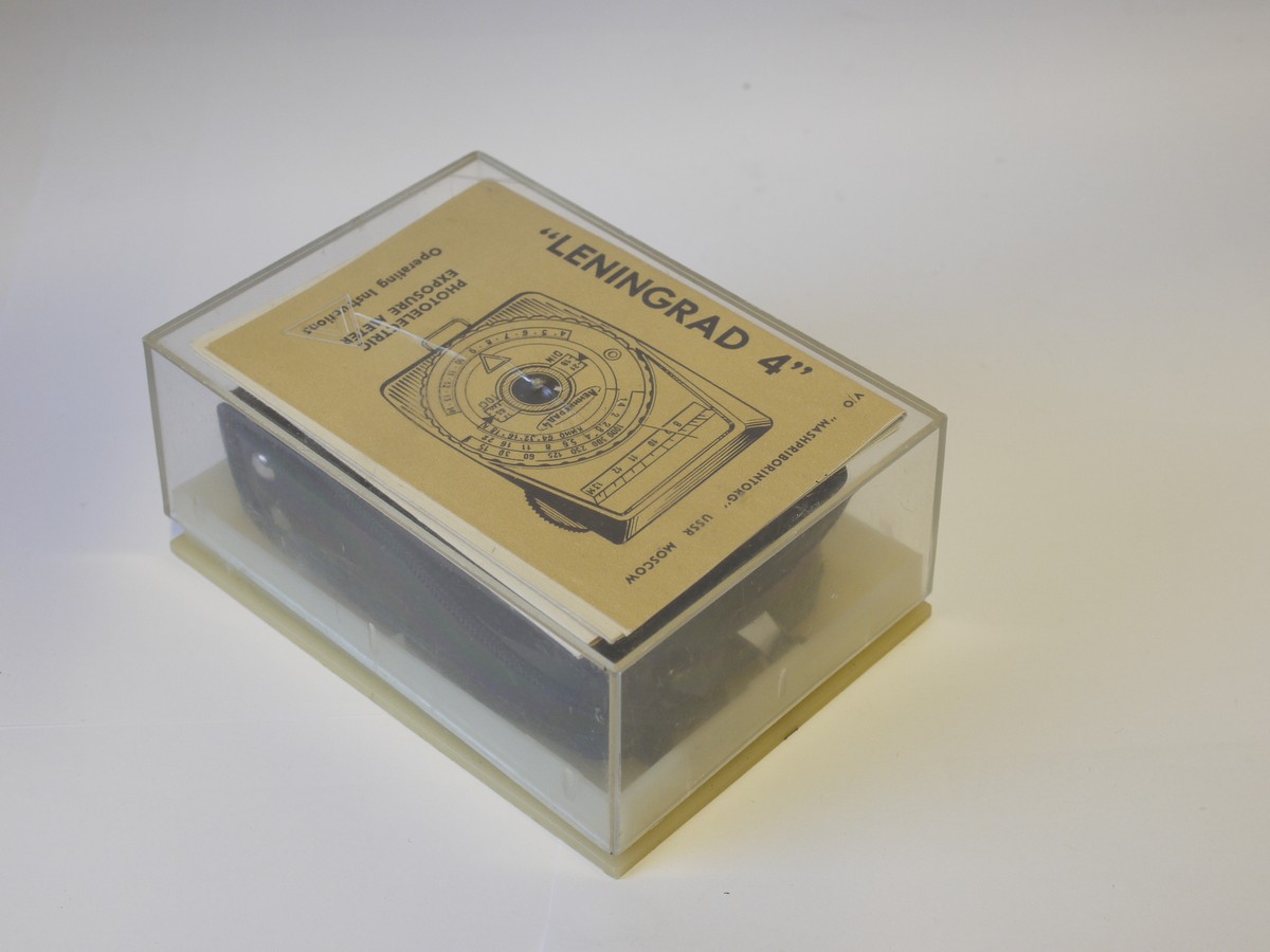 mwclassiccameras-20221216-53 Leningrad 4 Selenium Cell hand-held meter + makers case, strap, instructions & Box