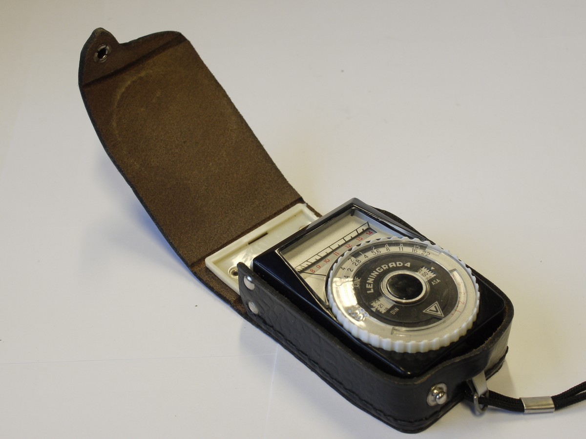 mwclassiccameras-20221216-54 Leningrad 4 Selenium Cell hand-held meter + makers case, strap, instructions & Box