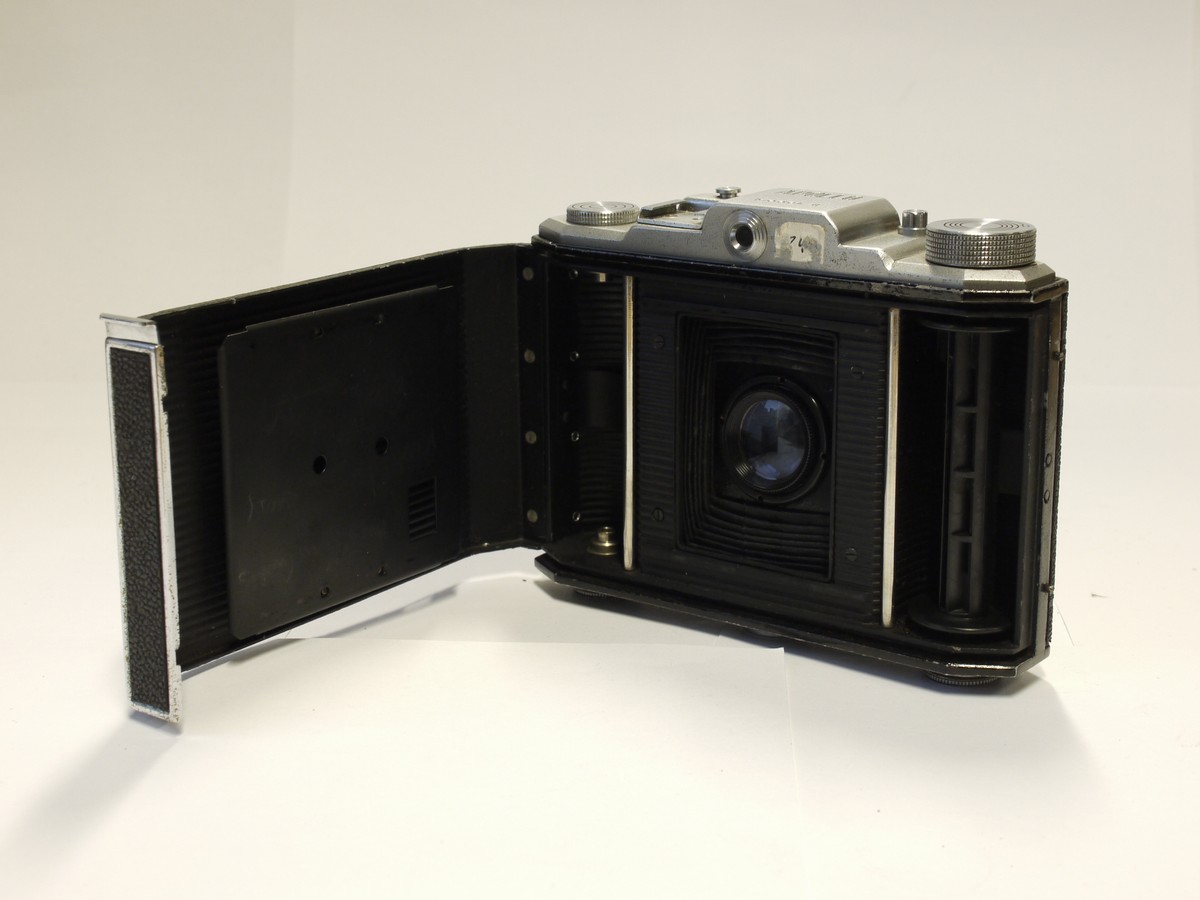 mwclassiccameras-20221223-172 Nishida Kogaku Apollo 120 model II c1951-53 6x4 on 120 folding camera with 7.5cm f3.5 Proud Special uncoated lens in KSK shutter + ER case. UNCOMON