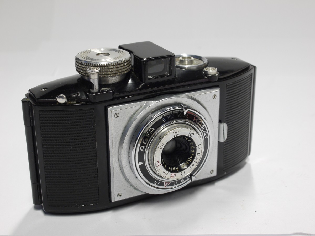mwclassiccameras-20230106-123 Agfa Karat 35mm Strut-folding camera, BLACK (taking only Rapid cassettes) with 5.5cm f6.3 Jgestar lens. Includes one Rapid cassette