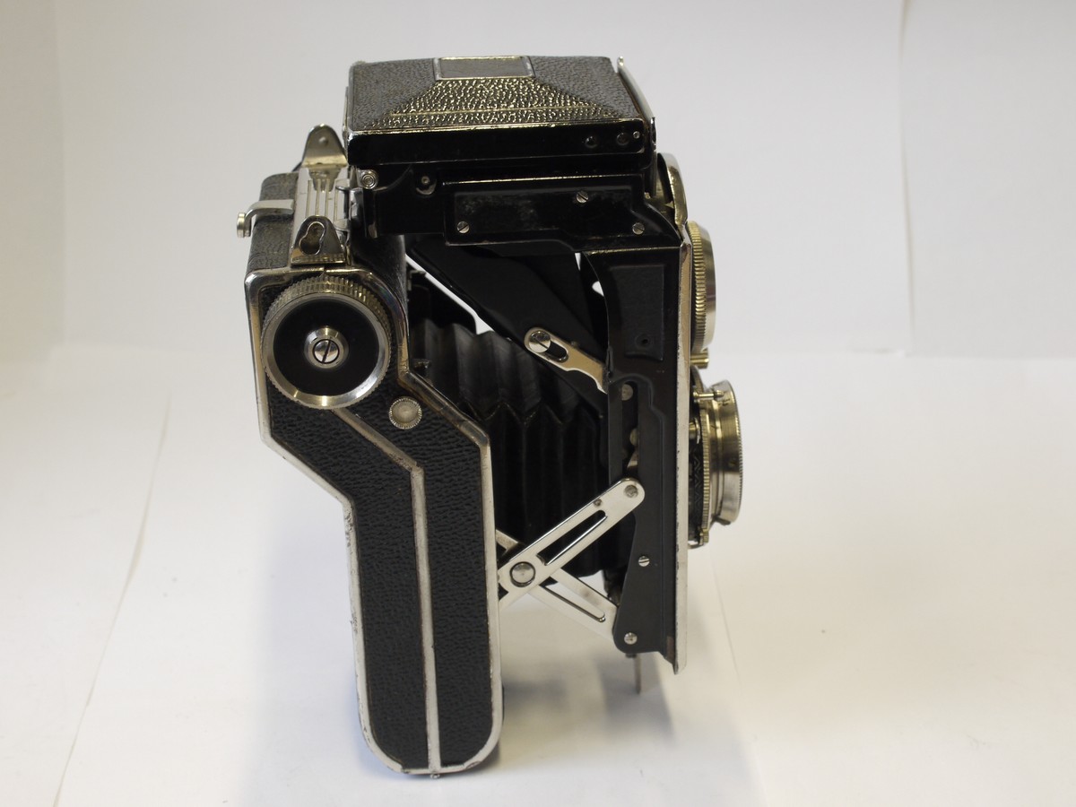 mwclassiccameras-20230120-50 Welta Perfecta 6x6 folding TLR with 7.5cm f3.8 Tessar uncoated lens in Compur shutter + makers hard leather carry case