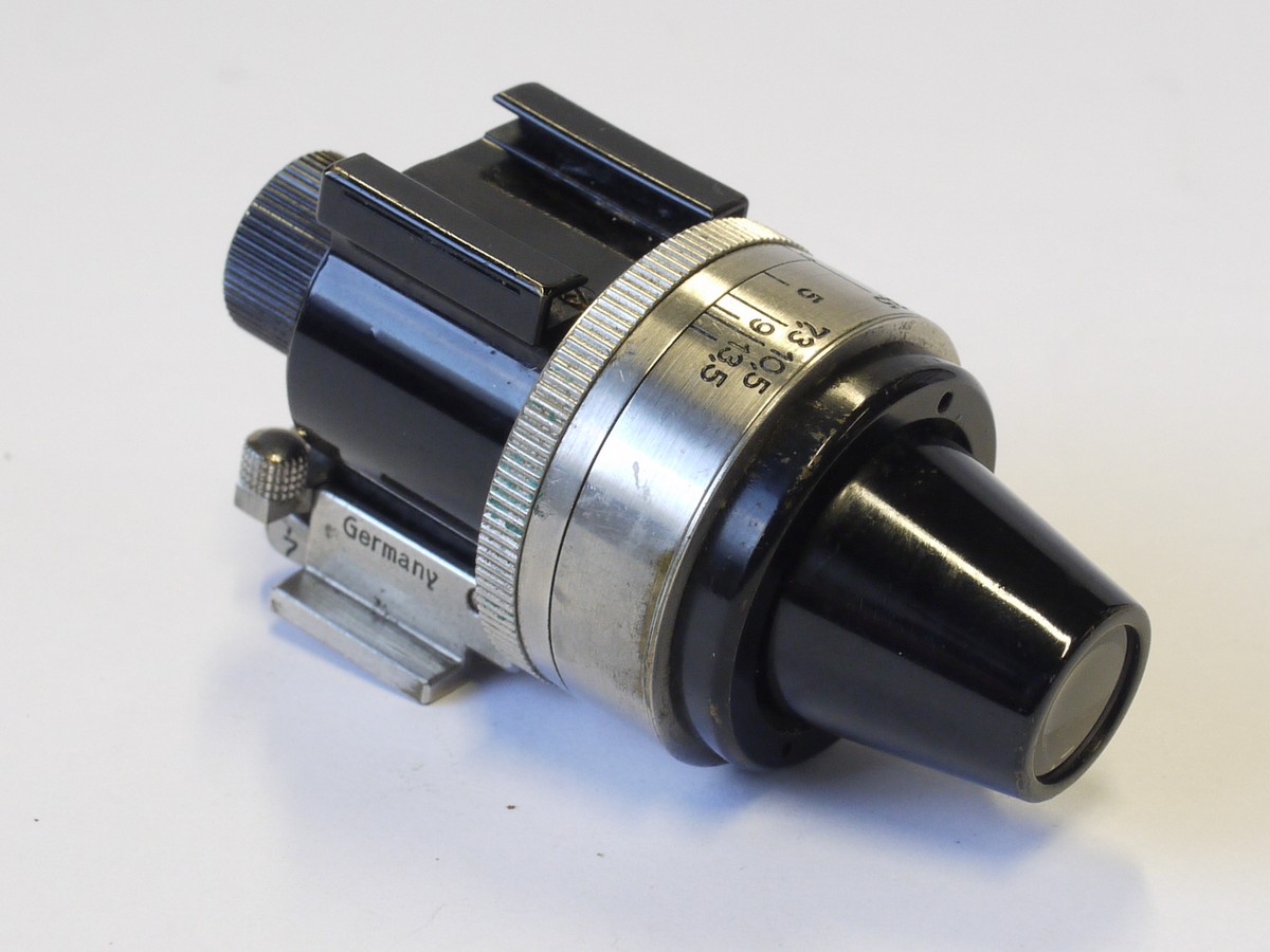 mwclassiccameras-20230120-567 Leitz Universal Shoe Finder, black & nickel, for 35, 50, 73, 90, 105 & 135mm (VIDOM)