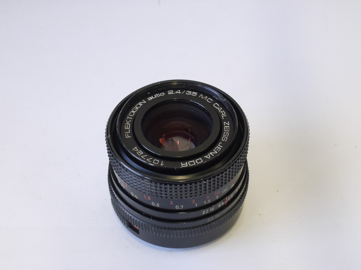 mwclassiccameras-20230127-174 Carl Zeiss Jena DDR 35mm f2.4 Flektogon MC manual focus lens in auto M42 screw mount