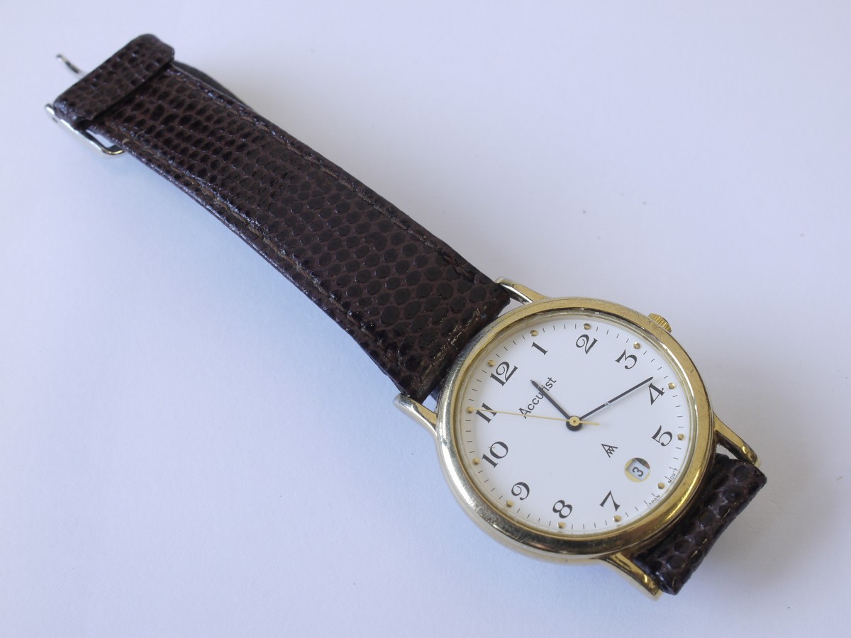 mwclassiccameras-20230203-418 Accurist MS408 Mechanical Automatic Gents Wristwatch with Round White Dial, Stainless Steel Back & Brown leather strap