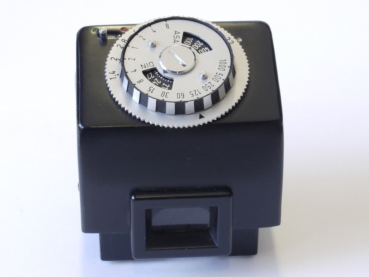 mwclassiccameras-20230203-488 Harwix Berlin TTL-Prisma CDS metered prism finder for Exakta SLR, with focusing screen.