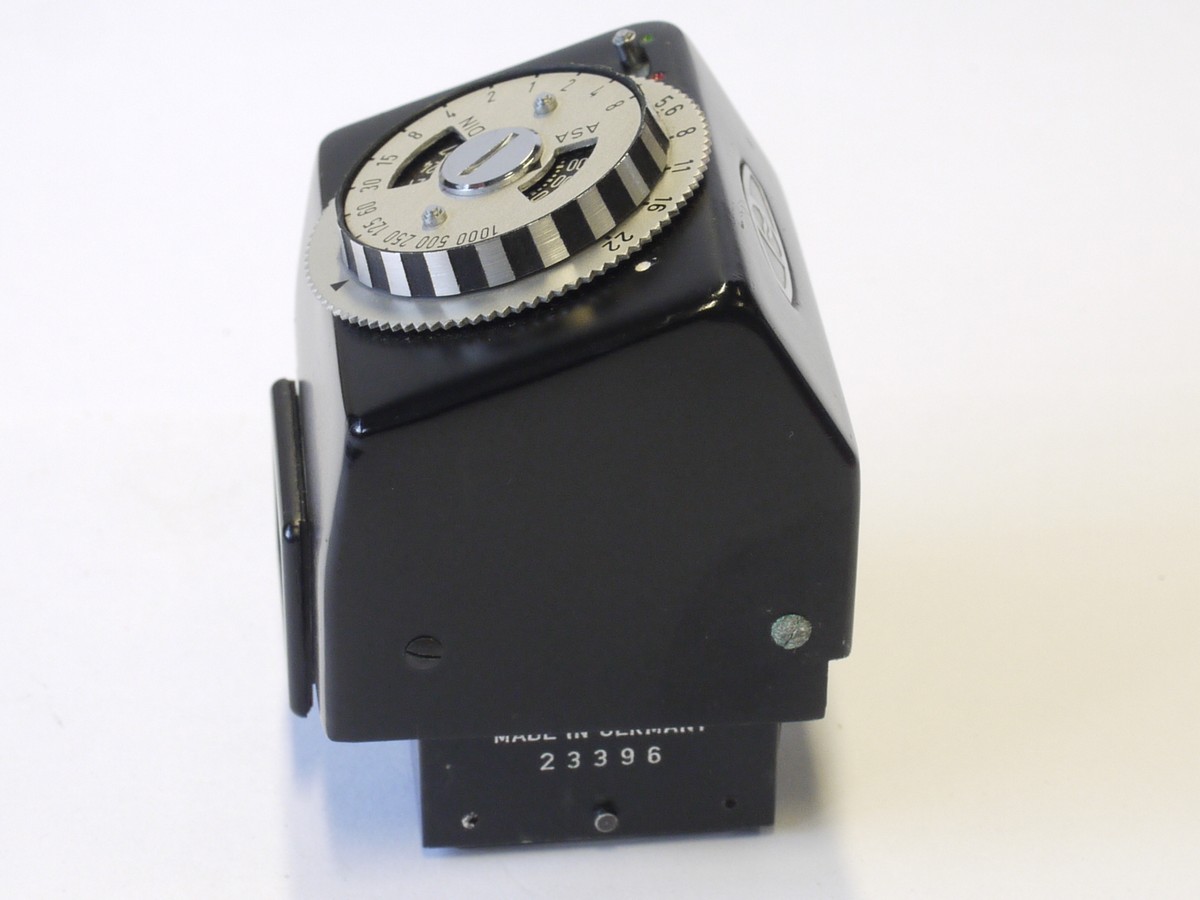 mwclassiccameras-20230203-490 Harwix Berlin TTL-Prisma CDS metered prism finder for Exakta SLR, with focusing screen.
