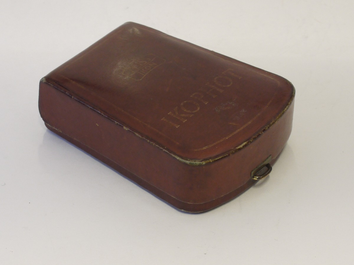 mwclassiccameras-20231002-218 Zeiss Ikon Ikophot selenium cell hand-held meter, Yellow with Red. With case
