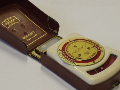 Zeiss Ikon Ikophot selenium cell hand-held meter, Yellow with Red. With case