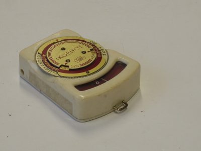Zeiss Ikon Ikophot selenium cell hand-held meter, Yellow with Red
