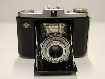Zeiss Ikon Nettar 517/16 6x6 folding camera with 75mm f6.3 Novar-Anastigmat lens in Vario shutter